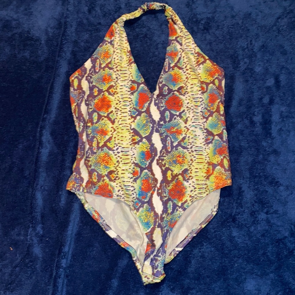 Multicolor Halter v neck cut bodysuit from fashion nova size xl.